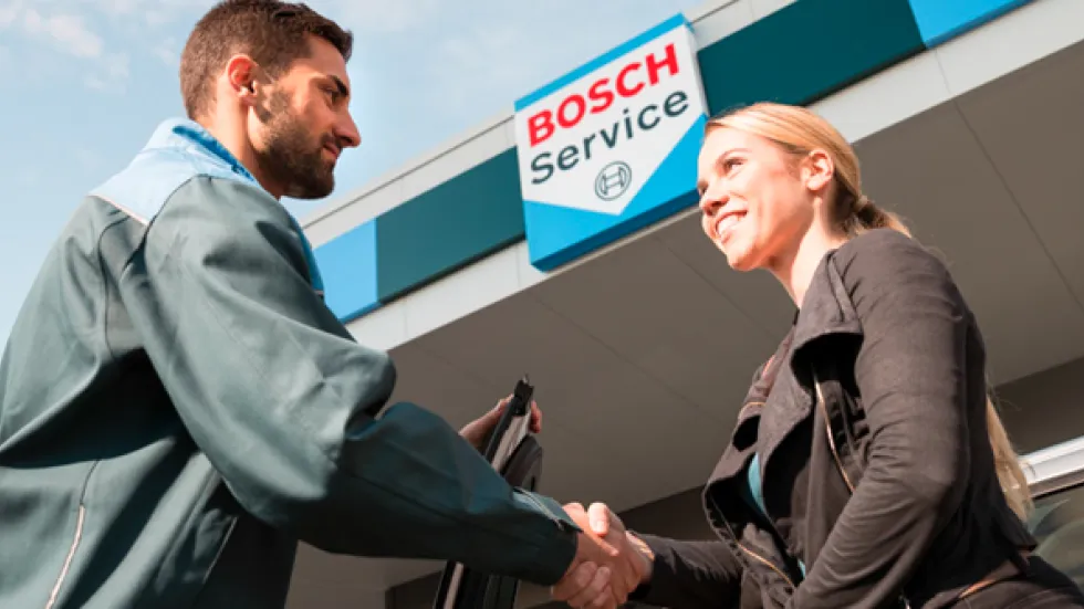 Bosch Car Service monteur schudt de hand met een klant