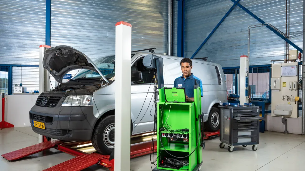 Bosch Car Service monteur werkt aan een bedrijfswagen