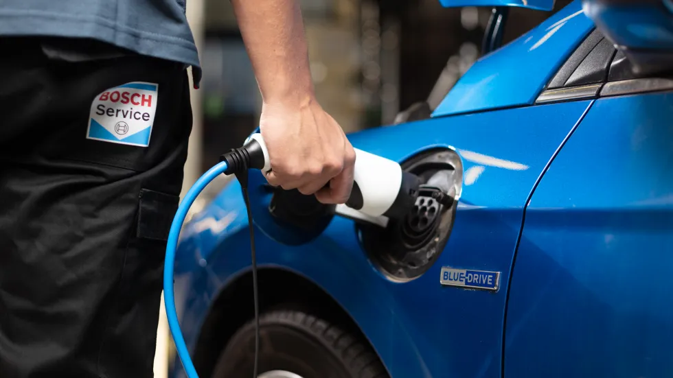 Electrische auto aan laadpaal