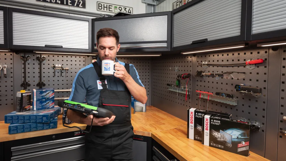 Mécanicien prenant des outils