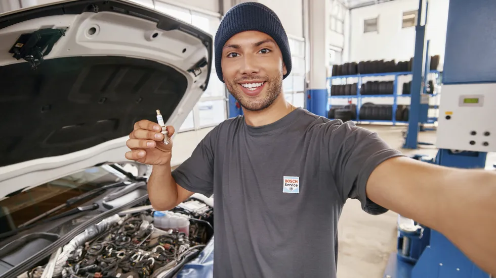  Un technicien Bosch Car Service installe une bougie