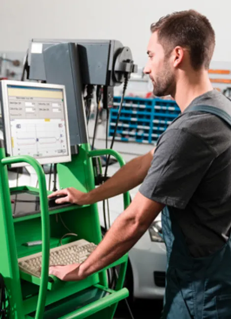 Bosch Car Service monteur kijkt naar het scherm