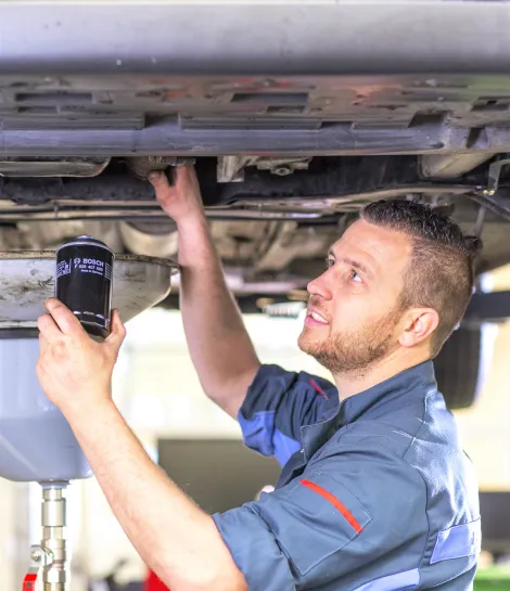 De monteur vervangt de oliefilter