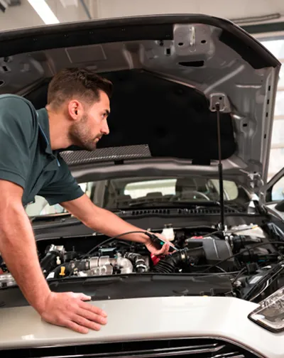  Mécanicien sous le capot effectuant une réparation