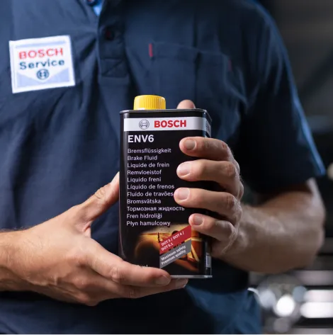  Liquide de frein Bosch dans la main d'un mécanicien