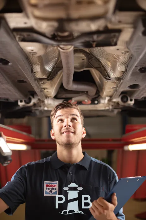  Un technicien Bosch Car Service effectue un contrôle technique