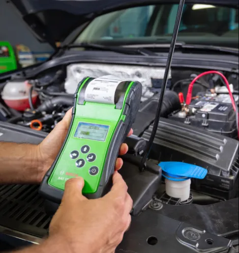  Test de batterie par un mécanicien