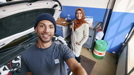Een foto van de Bosch Car Service monteur en de klant